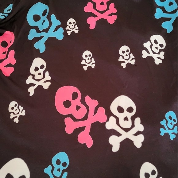 Black Women's Long Sleeve Top + Pink/Blue/White Skull & Crossbones Size Small - Picture 2 of 2